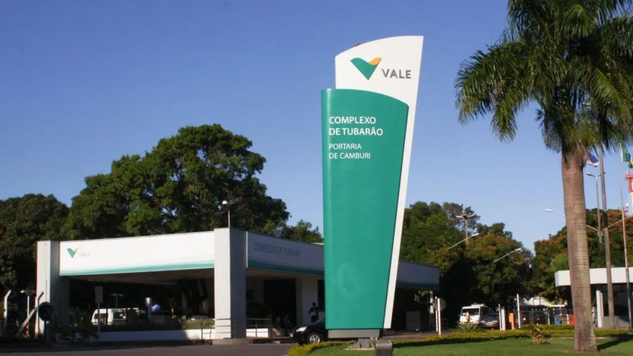 Entrada do Complexo de Tubarão da Vale com sinalização oficial