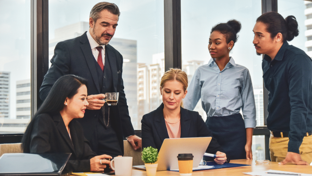 Mercado de Trabalho: O Que Esperar para o Segundo Semestre de 2025? 1 Equipe multidisciplinar trabalhando em projeto digital, exemplificando colaboração e inovação no mercado de trabalho moderno.